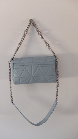 Bolso Stradivarius azul acolchado cadena