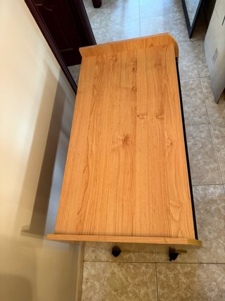Escritorio de madera con ruedas