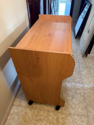 Escritorio de madera con ruedas