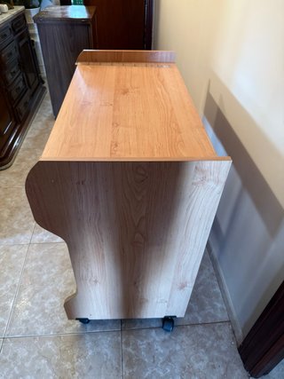 Escritorio de madera con ruedas