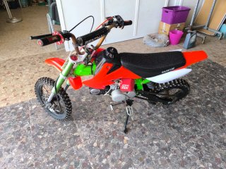 Pitbike 125 4T con Casco FOX V1