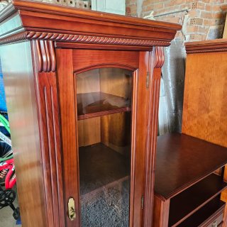 Mobile TV in legno massello con vetrine
