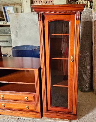 Mobile TV in legno massello con vetrine