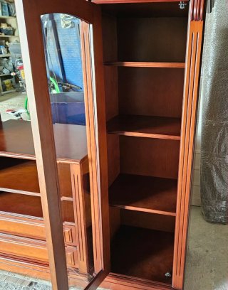 Mobile TV in legno massello con vetrine