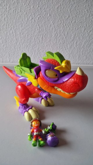 Dinosaurio Superthings y dos personajes