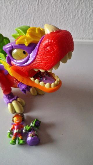 Dinosaurio Superthings y dos personajes