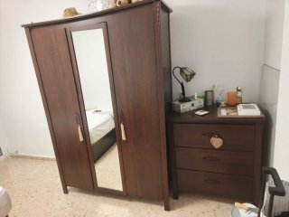 Armario de madera marrón y comoda