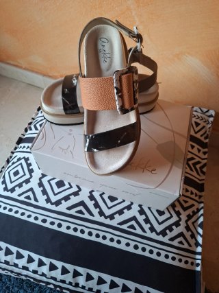 Sandalias Anekke doradas y naranjas