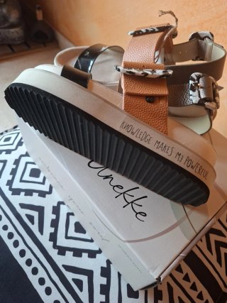 Sandalias Anekke doradas y naranjas