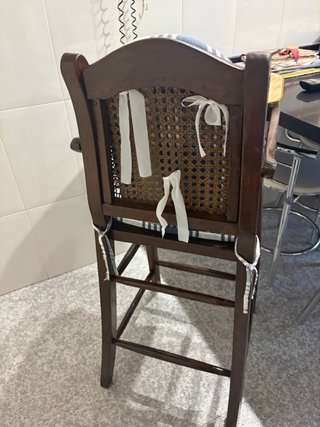 Trona antigua de madera con rejilla