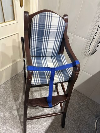 Trona antigua de madera con rejilla
