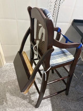 Trona antigua de madera con rejilla