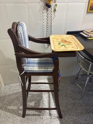 Trona antigua de madera con rejilla