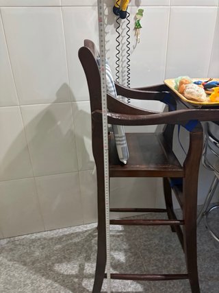 Trona antigua de madera con rejilla
