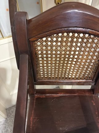Trona antigua de madera con rejilla