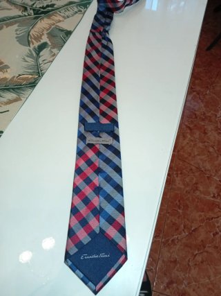 Corbata a cuadros azul, burdeos y gris