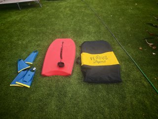 Bodyboard con aletas y funda