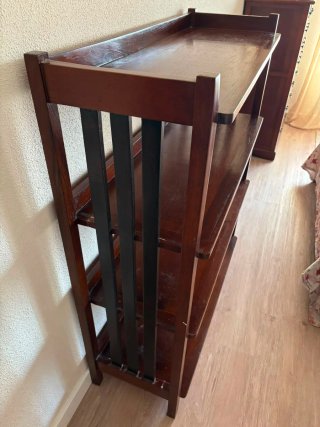Estantería de madera de cerezo