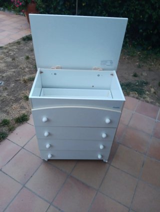 Cambiador de bebé blanco