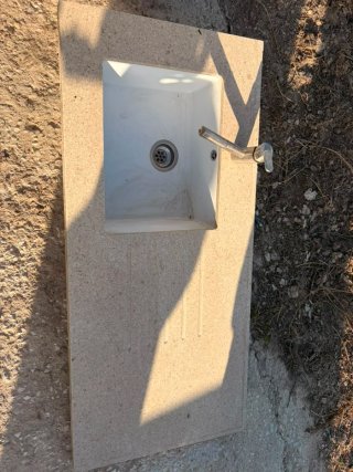 Fregadero de mármol con grifo
