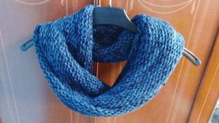 Bufanda tejida azul y verde azulado