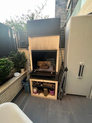 Barbacoa de obra beige y negra
