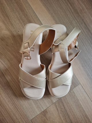 Sandalias Mustang tacón alto beige/dorado