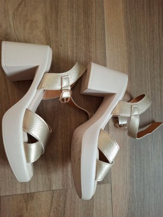 Sandalias Mustang tacón alto beige/dorado