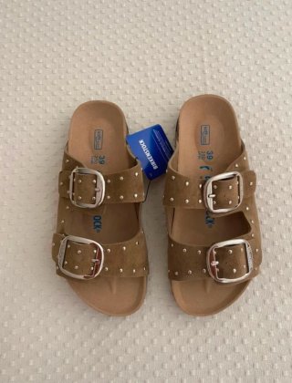 Sandalias Birkenstock Marrones con Tachuelas