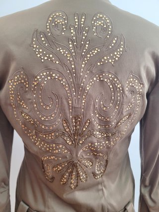 Chaqueta corta entallada caqui con pedrería