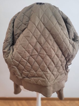Chaqueta corta entallada caqui con pedrería