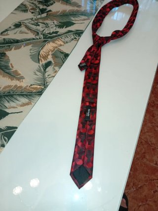 Corbata Roja y Negra con Relieves