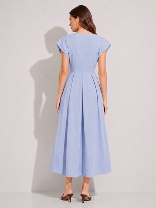 Vestido midi azul con escote en V