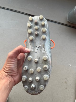 Botas de fútbol Puma plateadas y naranjas talla 32