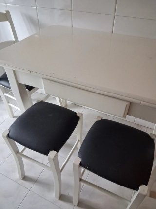 Mesa de cocina con 2 sillas y 2 taburetes
