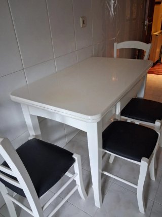 Mesa de cocina con 2 sillas y 2 taburetes