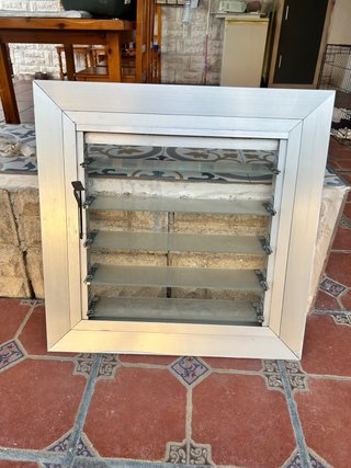 ULTIMA  Ventana de aluminio con lamas de cristal