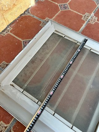 ULTIMA  Ventana de aluminio con lamas de cristal