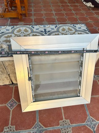 ULTIMA  Ventana de aluminio con lamas de cristal