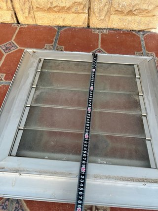 ULTIMA  Ventana de aluminio con lamas de cristal
