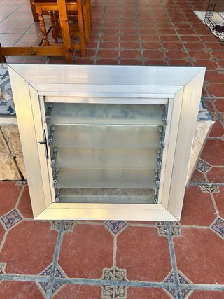 ULTIMA  Ventana de aluminio con lamas de cristal
