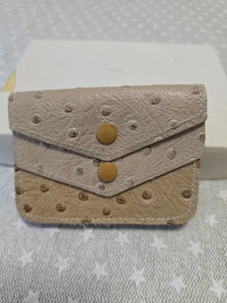Cartera de piel con botones, nueva
