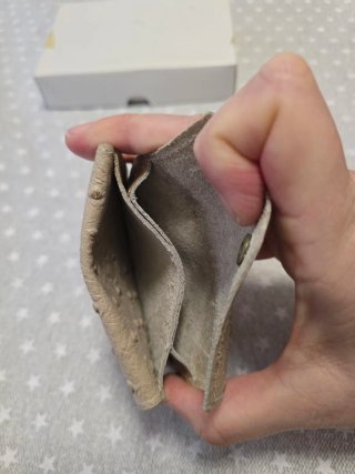 Cartera de piel con botones, nueva