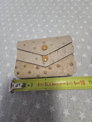 Cartera de piel con botones, nueva
