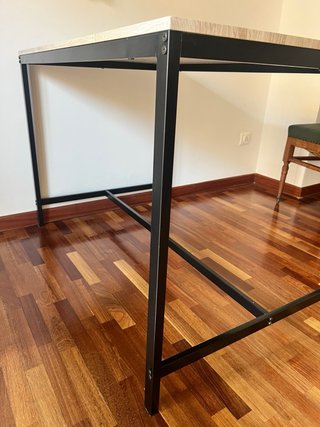 Mesa de comedor madera y metal. Y banco.