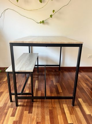 Mesa de comedor madera y metal. Y banco.