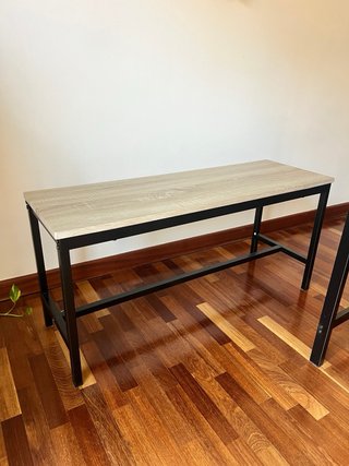 Mesa de comedor madera y metal. Y banco.