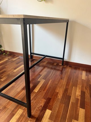 Mesa de comedor madera y metal. Y banco.
