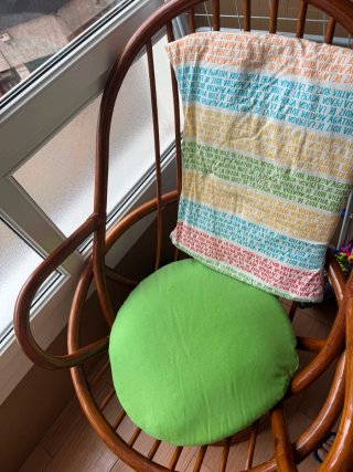 Silla de escritorio beige y negra