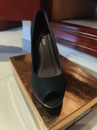 Zapato tacón peep toe negro